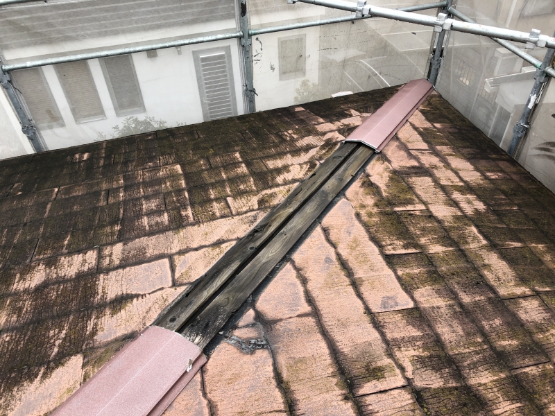 築20年　既存のコロニアル屋根の劣化、色落ち、屋根の欠けが見られます。